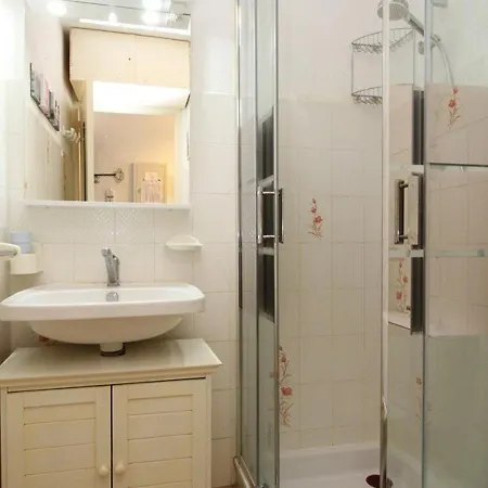 2* Avec Balcon, Parking Et Proche Thermes - - Fr-1-553-100 *